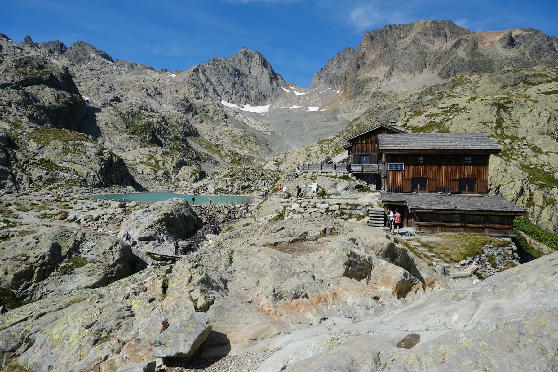 Sentier au bord du lac Blanc, près de Chamonix