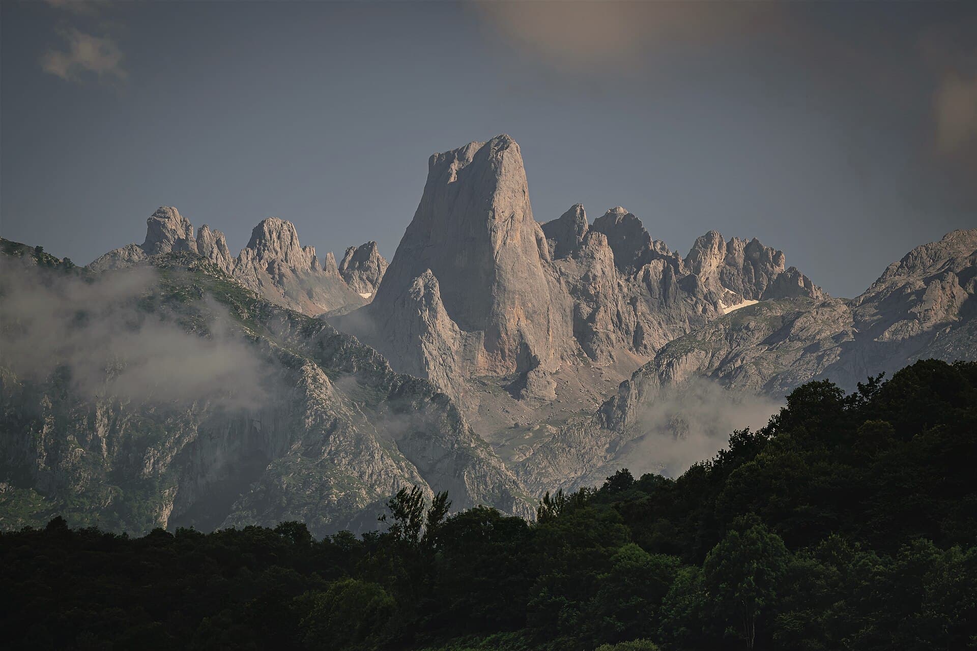 Les sommets calcaires des Picos de Europa vus depuis un belvédère des Asturies