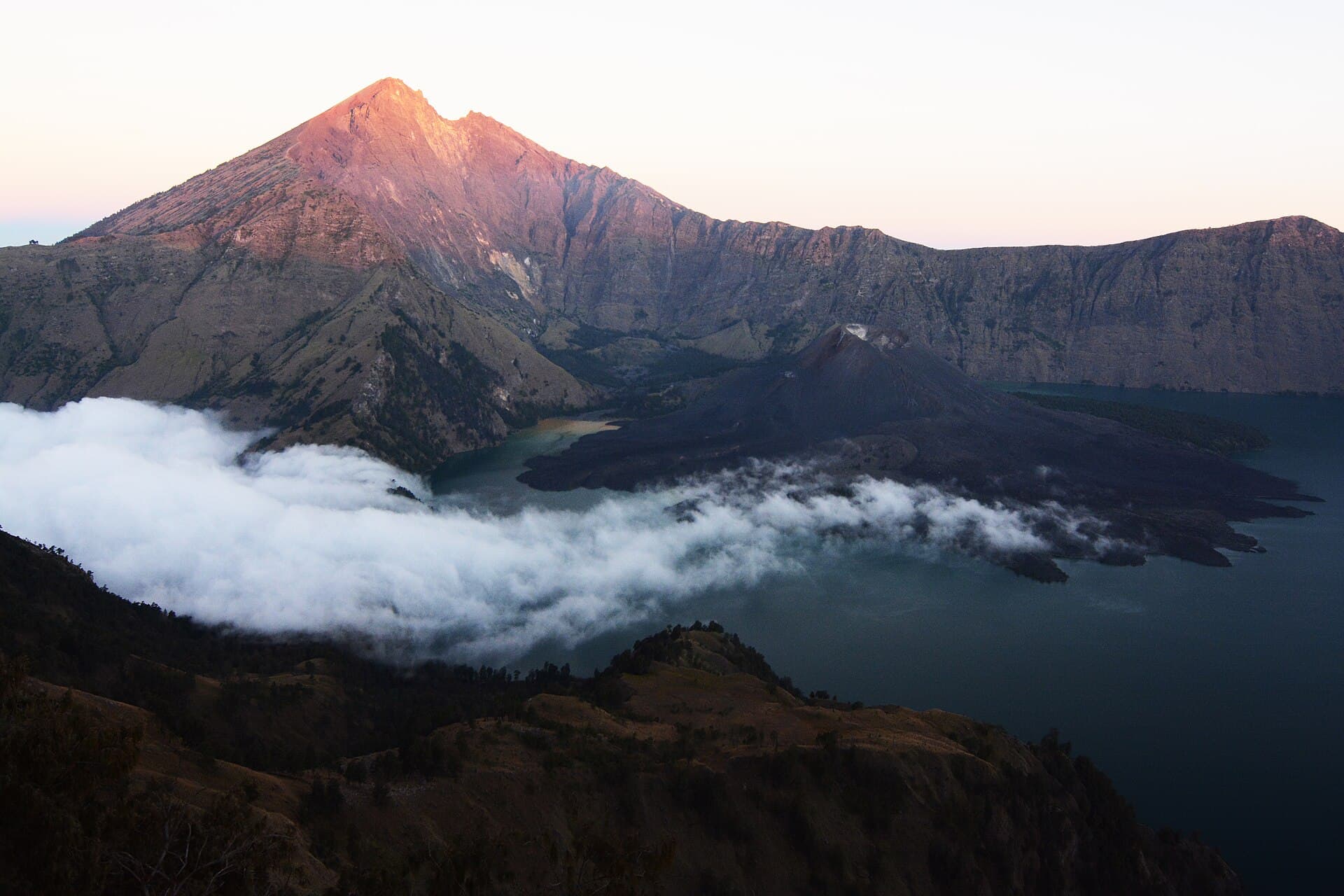 Le lac Segara Anak, le cône du Gunung Baru et le sommet du Rinjani vus depuis le bord du cratère