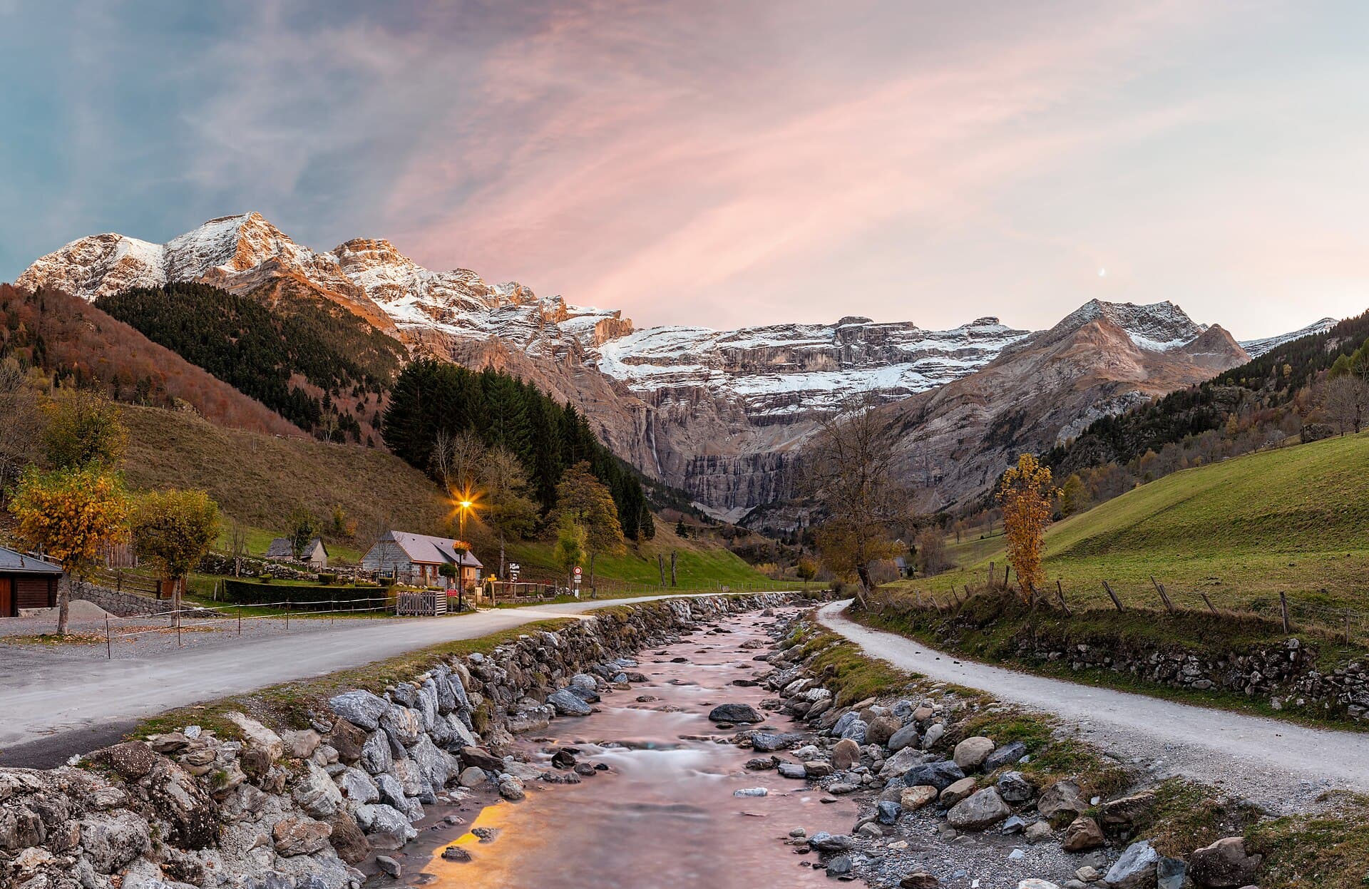 Le cirque de Gavarnie et le gave, dans le Parc national des Pyrénées