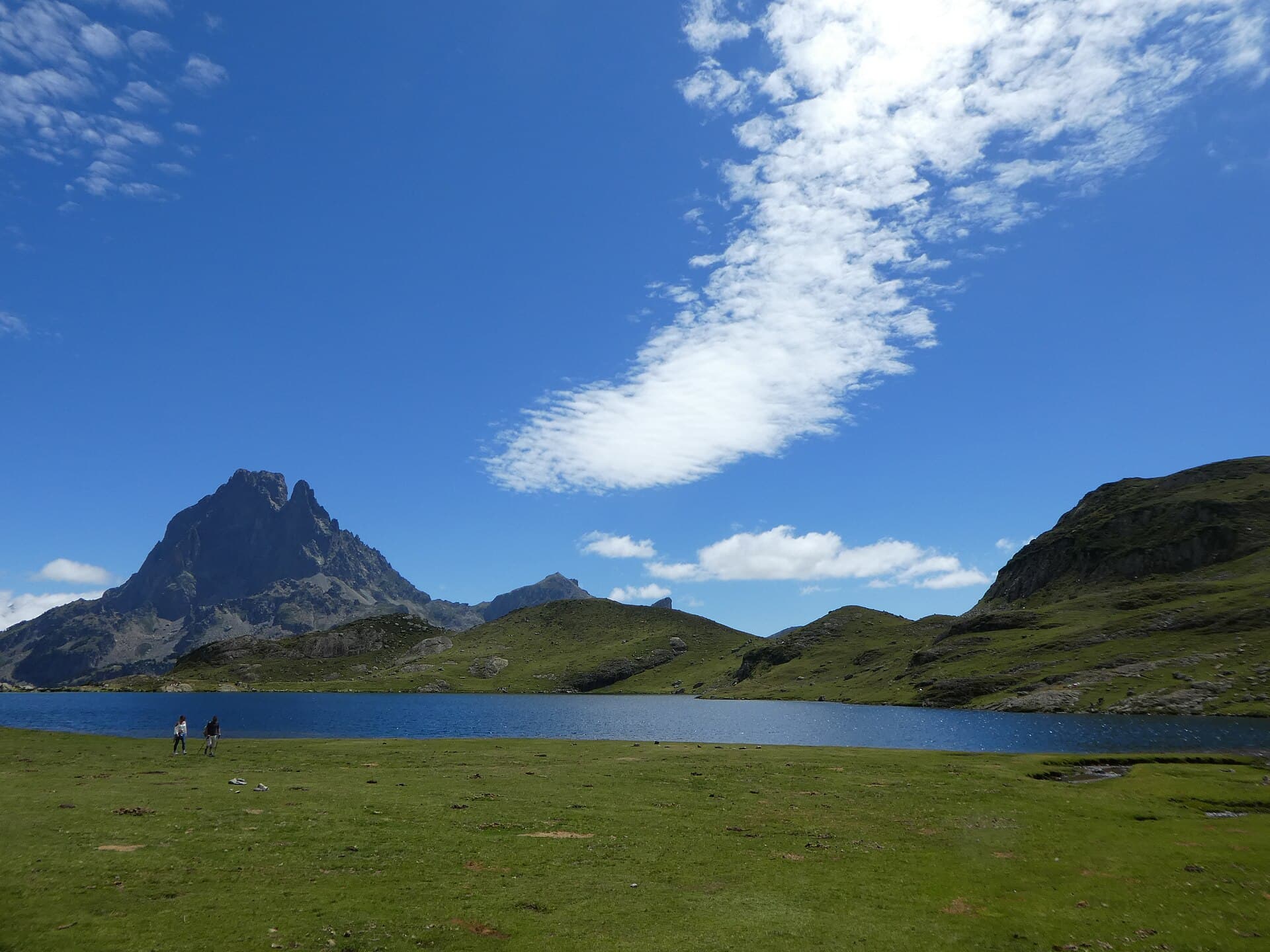 Le lac Gentau et le pic du Midi d’Ossau, dans la vallée d’Ossau